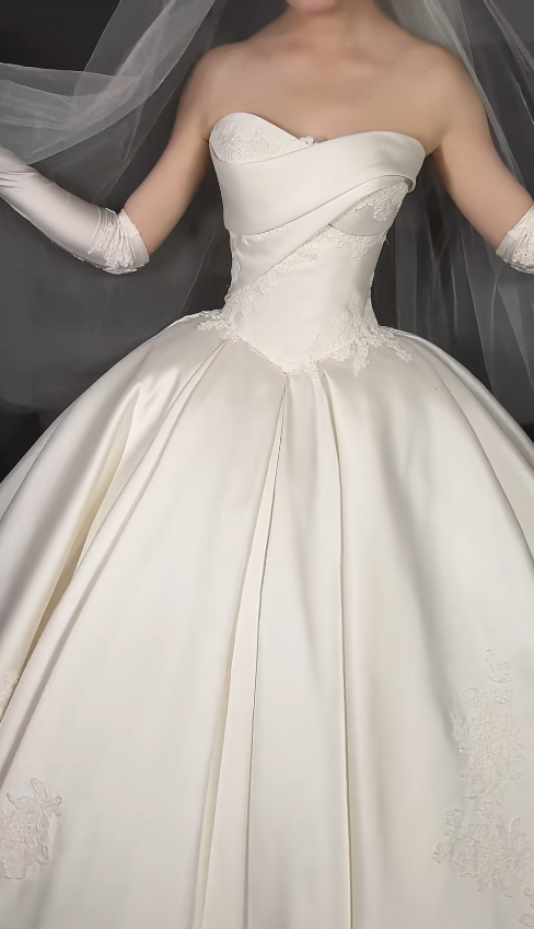 Glamouröses A-Linien-Brautkleid, trägerlos, Satin, ärmellos, Weiß DP05326
