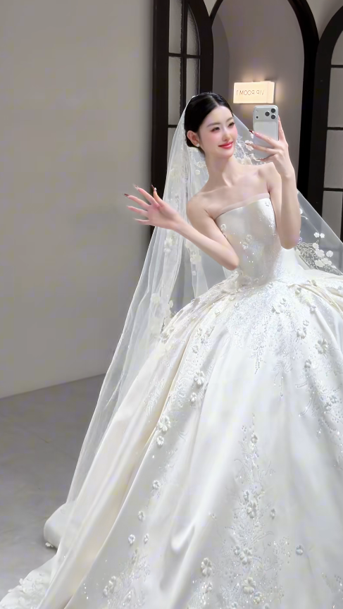 Schlichtes langes A-Linien-Hochzeitskleid Trägerloses Brautkleid aus Satin Weißes ärmelloses Brautkleid DP05329