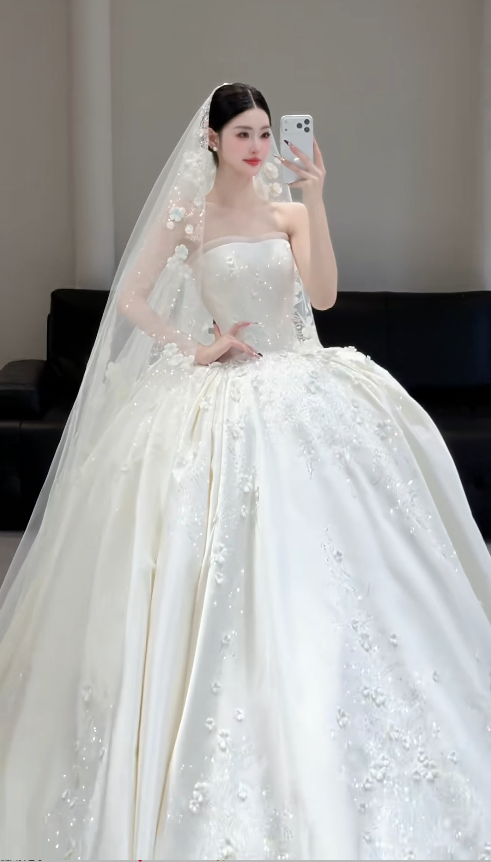 Schlichtes langes A-Linien-Hochzeitskleid Trägerloses Brautkleid aus Satin Weißes ärmelloses Brautkleid DP05329