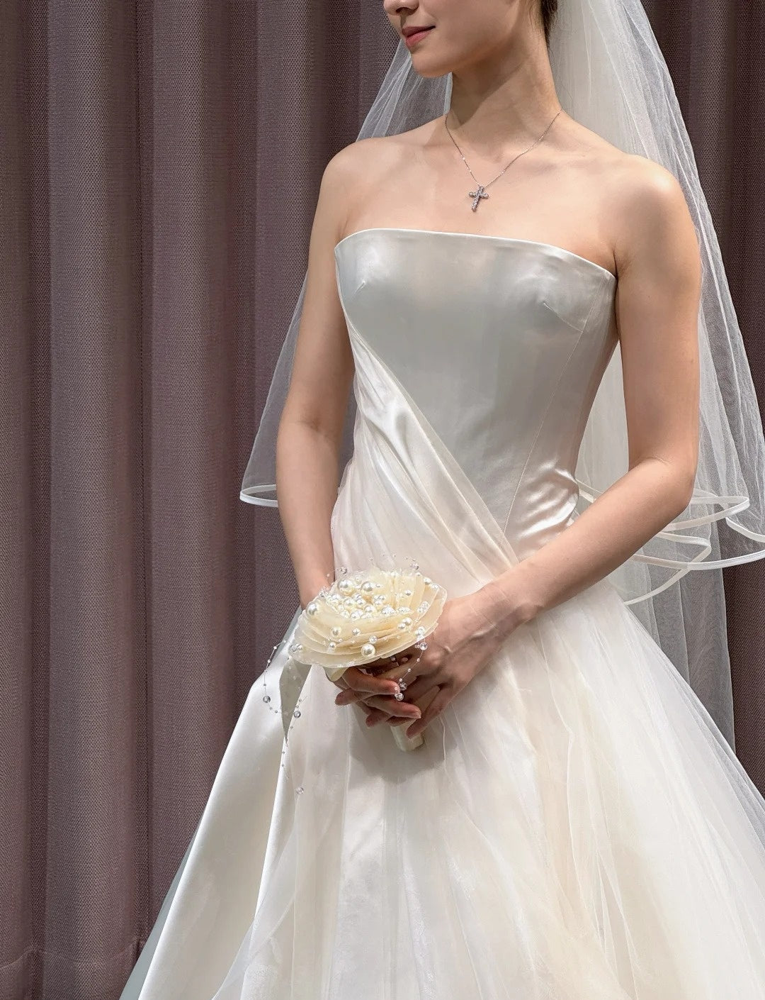 Elegantes langes A-Linien-Hochzeitskleid trägerloses Brautkleid aus Satin Weiß ärmelloses Brautkleid DP05341