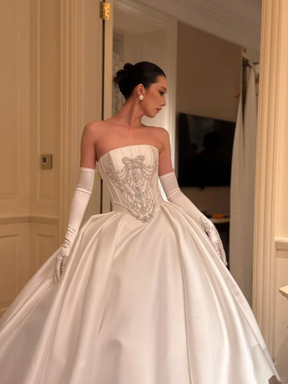 Elegantes weißes trägerloses A-Linien-Brautkleid aus Satin Ärmelloses Brautkleid DP05346