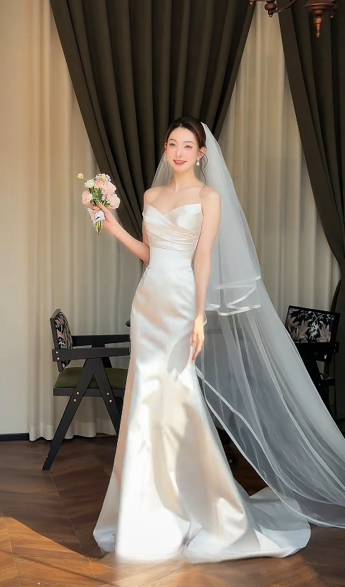 Robe de mariée blanche élégante, fines bretelles, fourreau, satin, sans manches DP05348