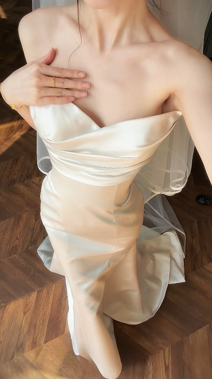 Robe de mariée blanche élégante, fines bretelles, fourreau, satin, sans manches DP05348