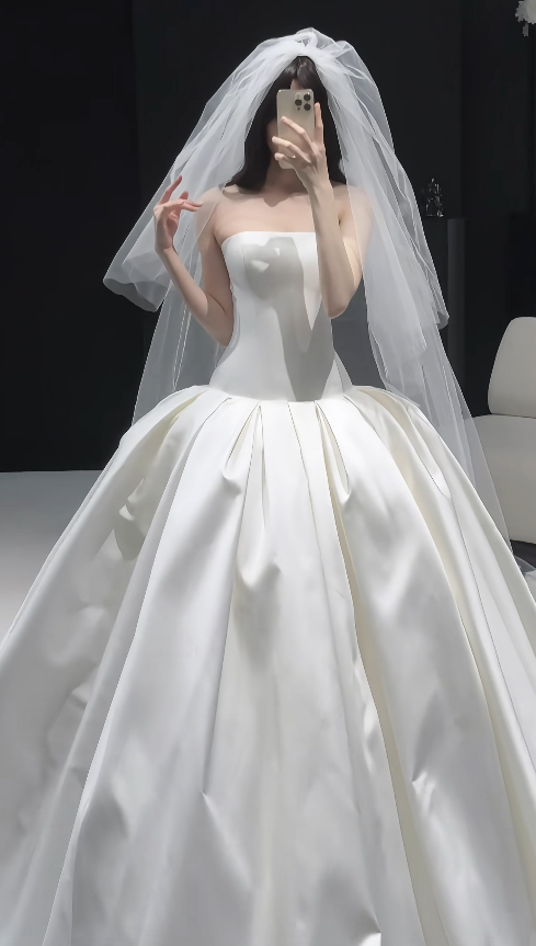 Elegantes weißes Brautkleid trägerlos A-Linie Satin Hochzeitskleid Ärmelloses Brautkleid DP05350