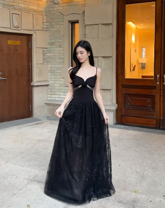 Elegantes schwarzes Ballkleid A-Linie Spaghettiträger Tüll Langes Abendkleid DP05367
