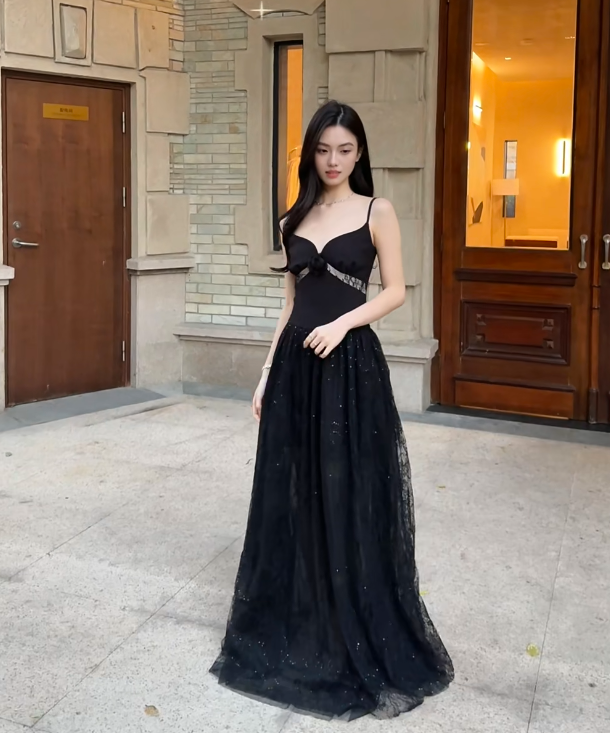 Elegantes schwarzes Ballkleid A-Linie Spaghettiträger Tüll Langes Abendkleid DP05367
