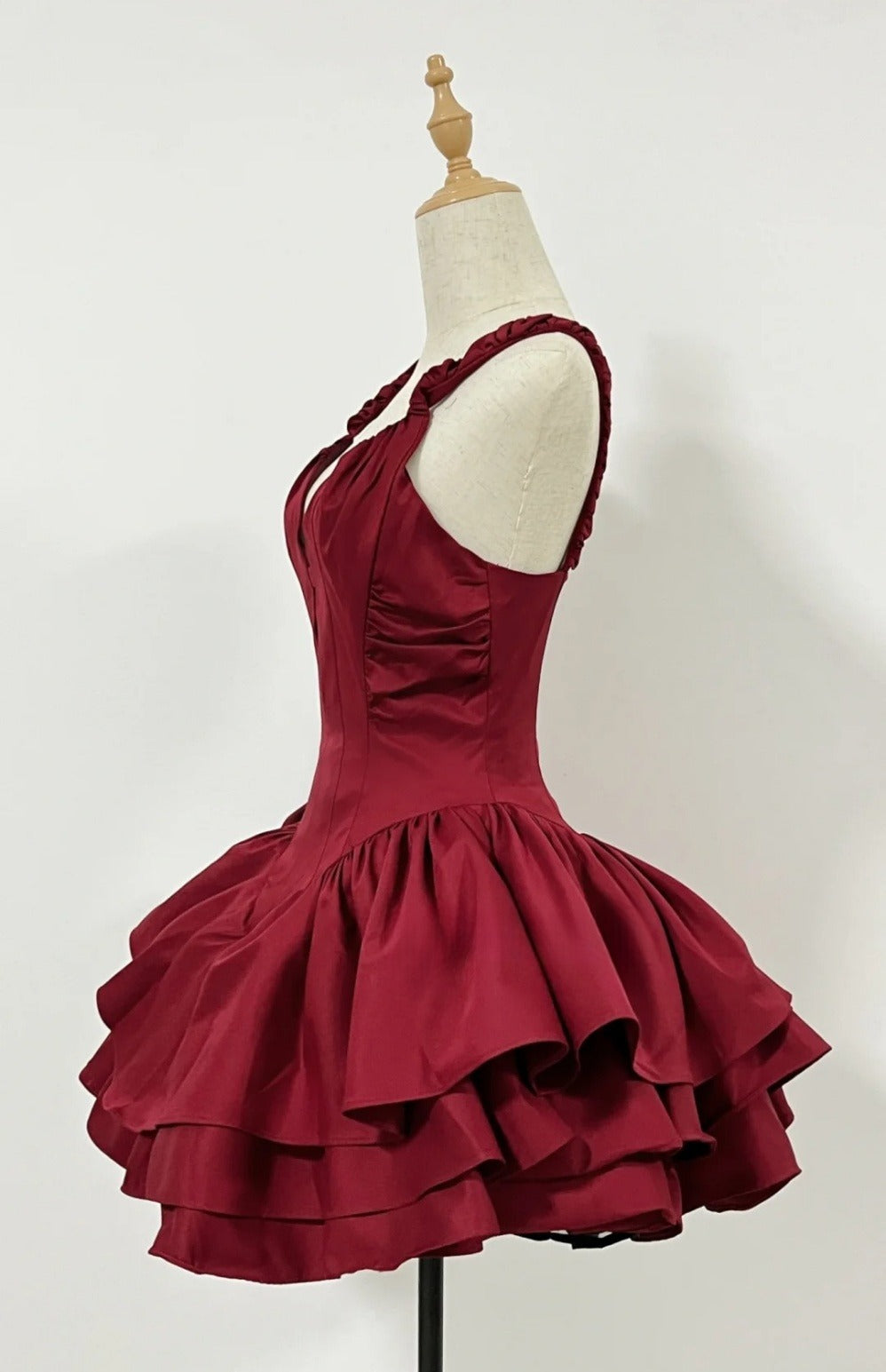Robe Courte de Bal de Promo en Satin Bordeaux Chic, Ligne A, Bretelles Fines, Robe de Soirée sans Manches DP05376