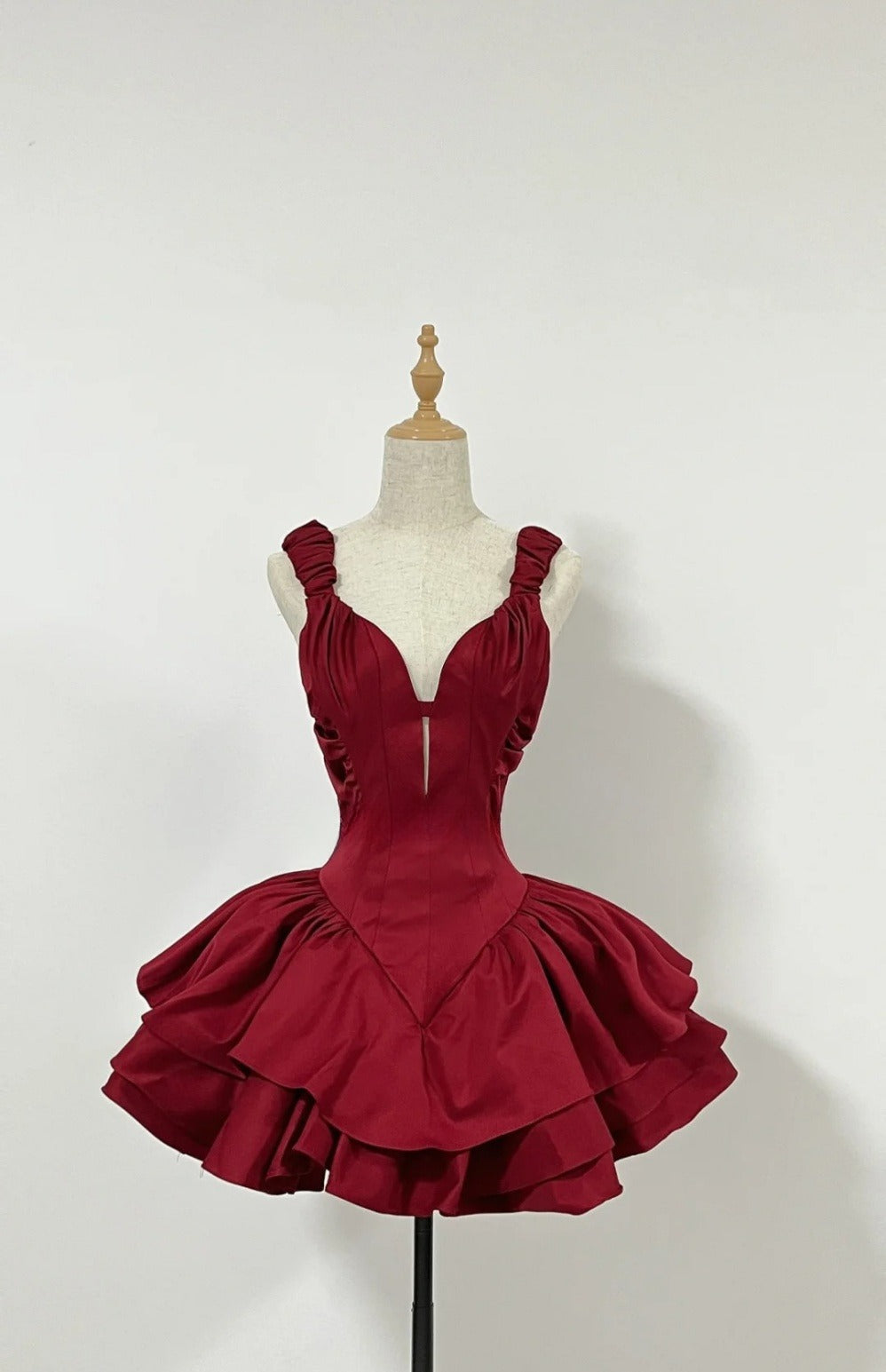 Robe Courte de Bal de Promo en Satin Bordeaux Chic, Ligne A, Bretelles Fines, Robe de Soirée sans Manches DP05376