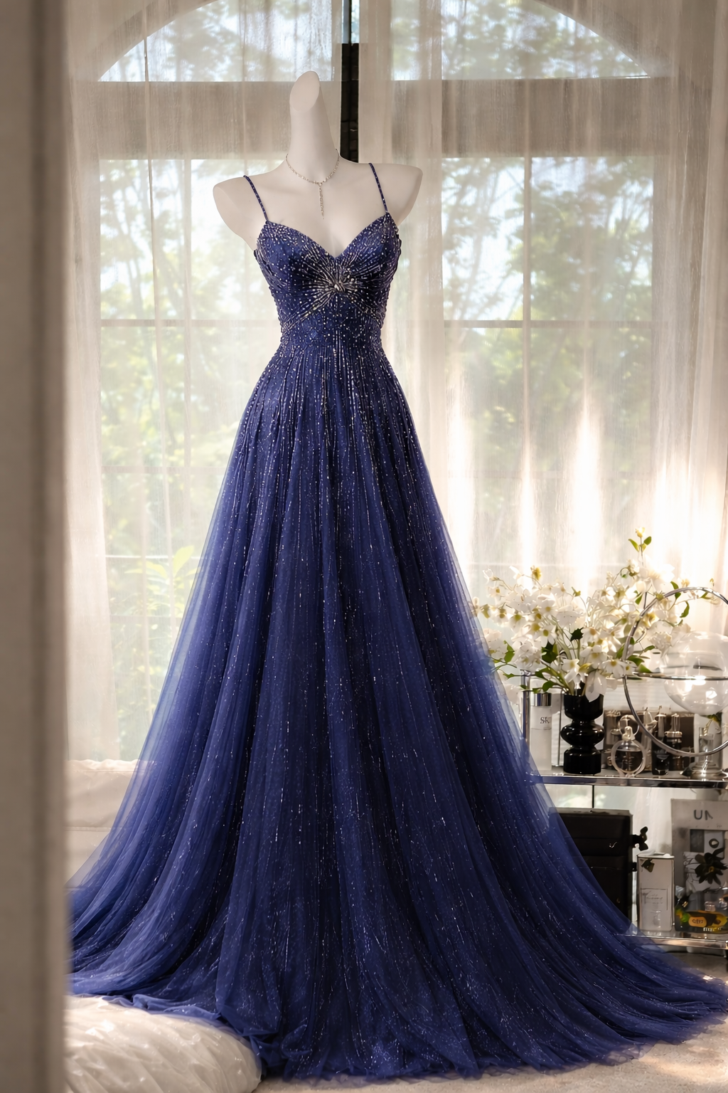 Schickes dunkelblaues Ballkleid Spaghettiträger A-Linie Tüll Perlenbesetztes langes Abendkleid Ärmelloses formelles Kleid DP05384