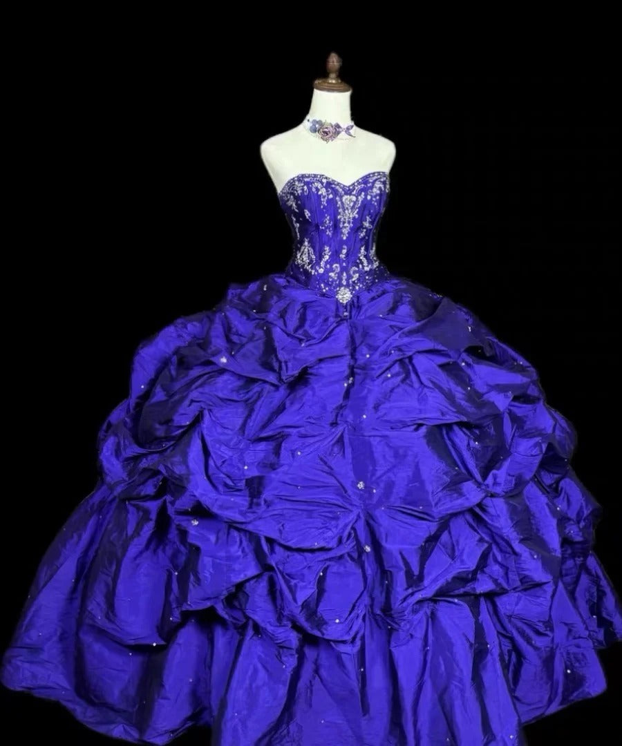 Wunderschönes lila Quinceanera-Kleid, schulterfreies Ballkleid aus Satin, Süße 16 Kleid, ärmelloses Geburtstags-Kleid DP05401