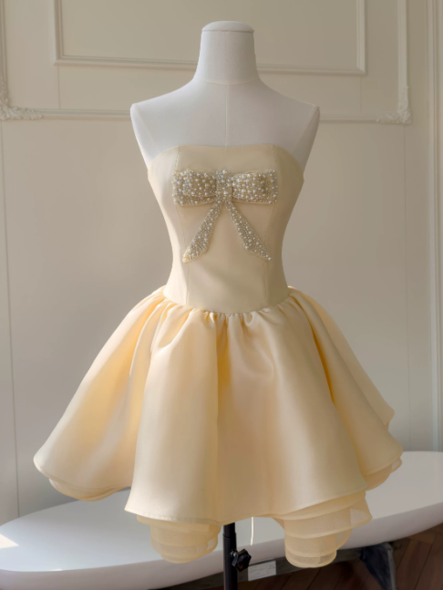 Elegantes gelbes Cocktailkleid Trägerloses A-Linien-Kleid für Abschlussfeier Satin-Geburtstagskleid DP05419