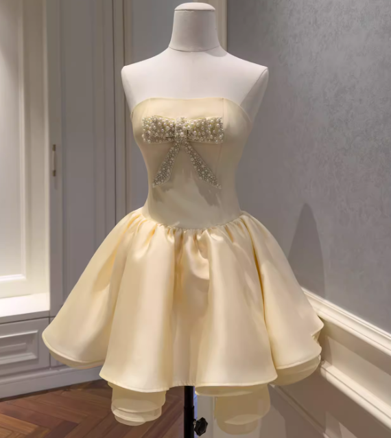 Elegantes gelbes Cocktailkleid Trägerloses A-Linien-Kleid für Abschlussfeier Satin-Geburtstagskleid DP05419