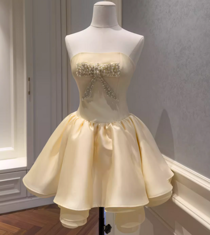 Elegantes gelbes Cocktailkleid Trägerloses A-Linien-Kleid für Abschlussfeier Satin-Geburtstagskleid DP05419