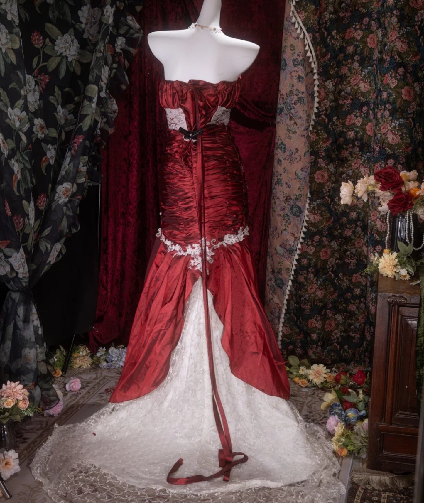Elegantes rotes Ballkleid Trägerloses Etui-Satin-Abendkleid Lang DP05426