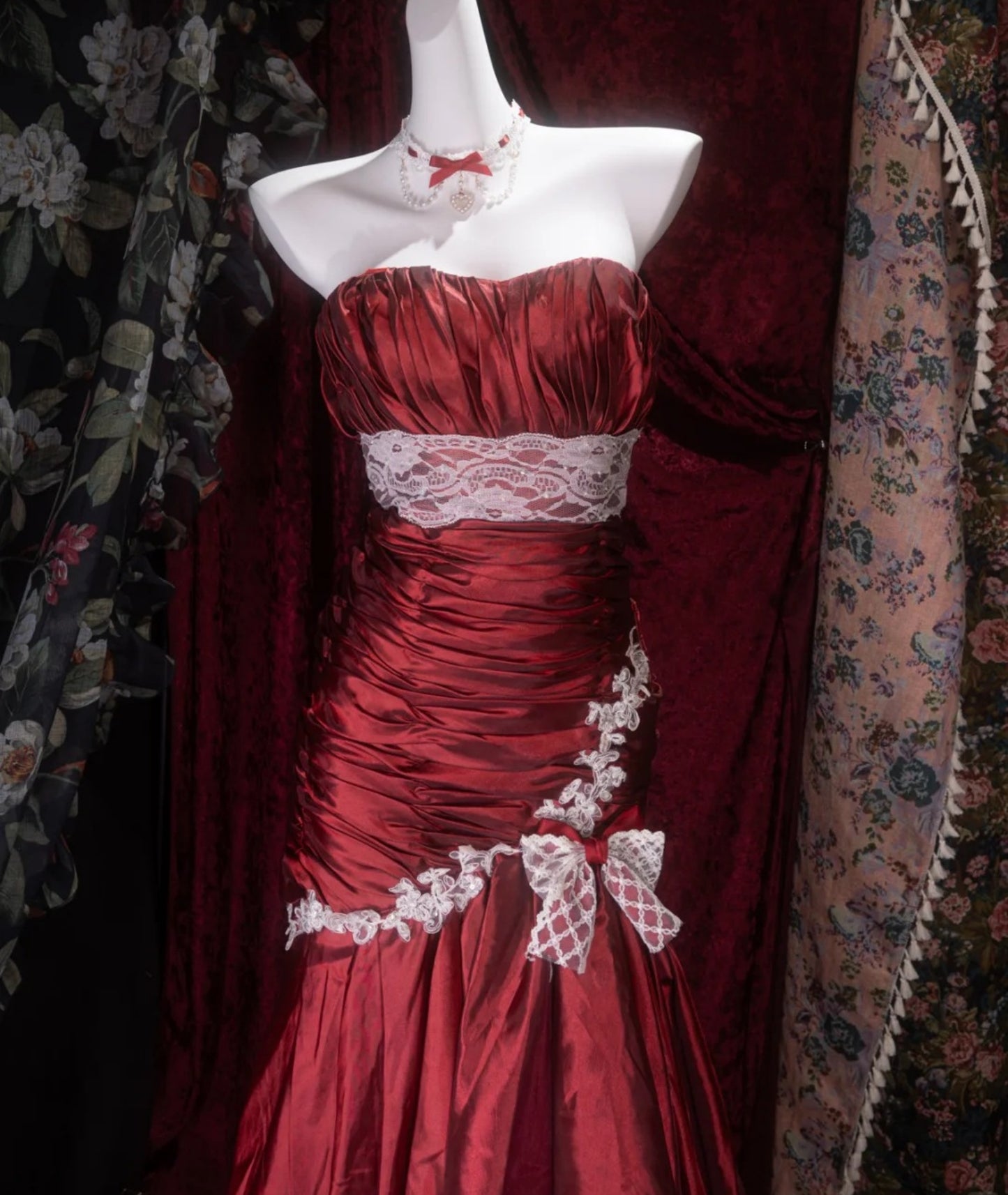 Elegantes rotes Ballkleid Trägerloses Etui-Satin-Abendkleid Lang DP05426
