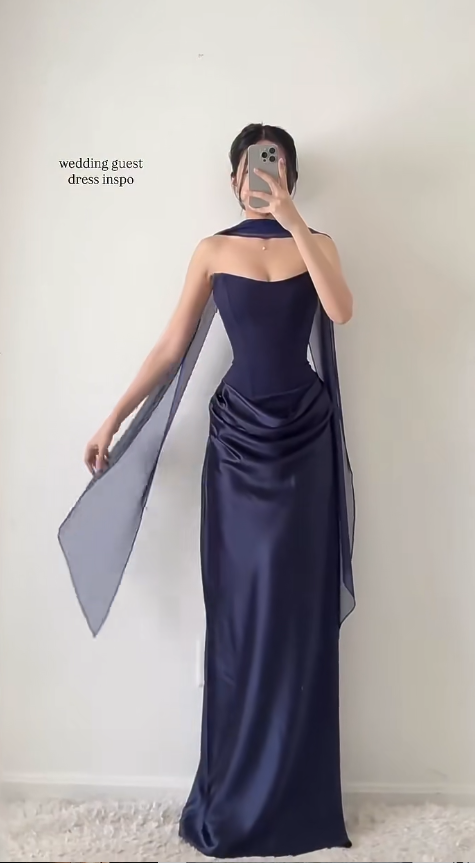 Elegantes trägerloses figurbetontes Satin-Abendkleid in Marineblau für Hochzeitsgäste DP05448
