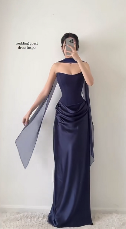 Elegantes trägerloses figurbetontes Satin-Abendkleid in Marineblau für Hochzeitsgäste DP05448