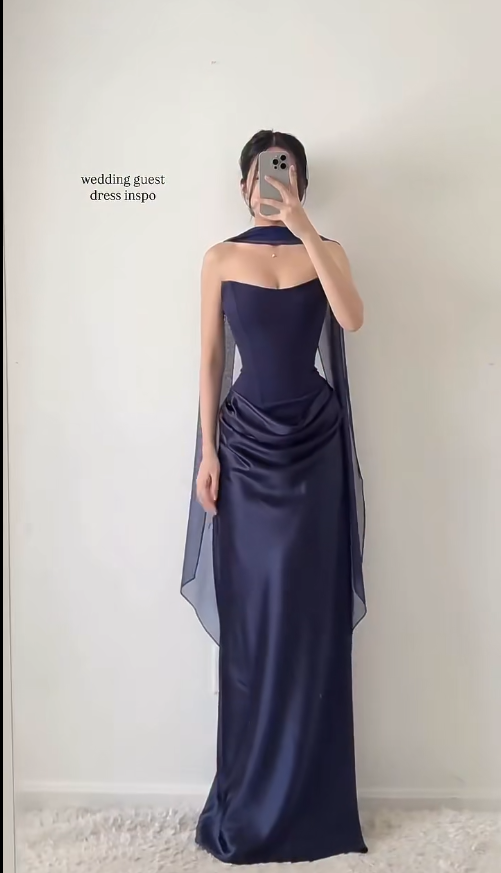 Elegantes trägerloses figurbetontes Satin-Abendkleid in Marineblau für Hochzeitsgäste DP05448