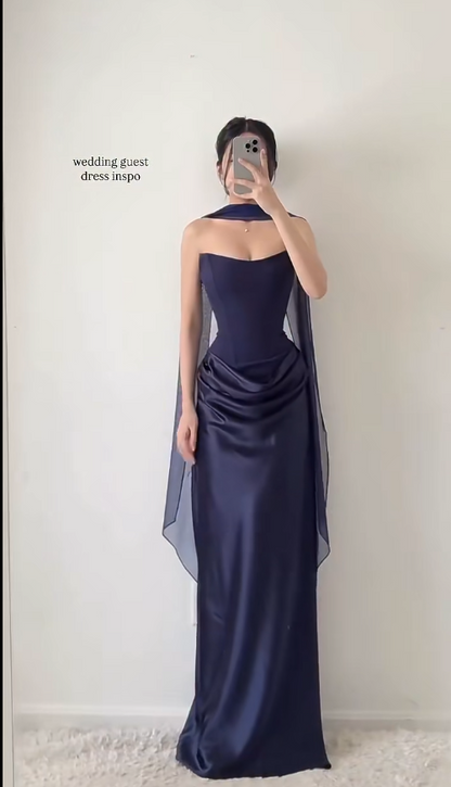 Elegantes trägerloses figurbetontes Satin-Abendkleid in Marineblau für Hochzeitsgäste DP05448