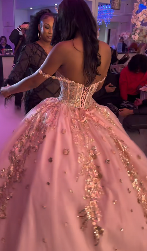 Schickes schulterfreies Ballkleid Quinceañera Kleid Pinkes Abschlussballkleid Tüll Pinkes Sweet 16 Kleid DP05475