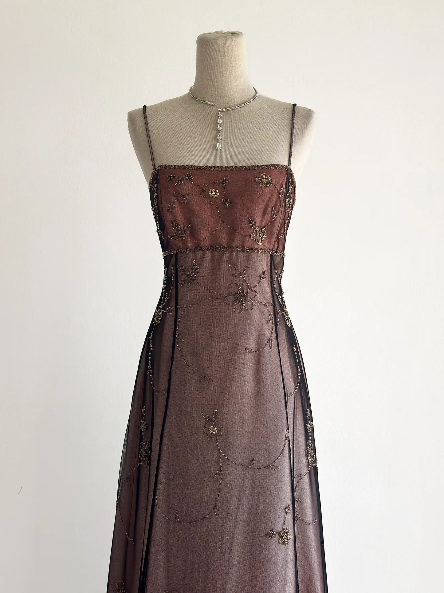 Elegantes Spaghetti-Träger-Ballkleid A-Linie Tüll Perlen Langes Abendkleid DP05499