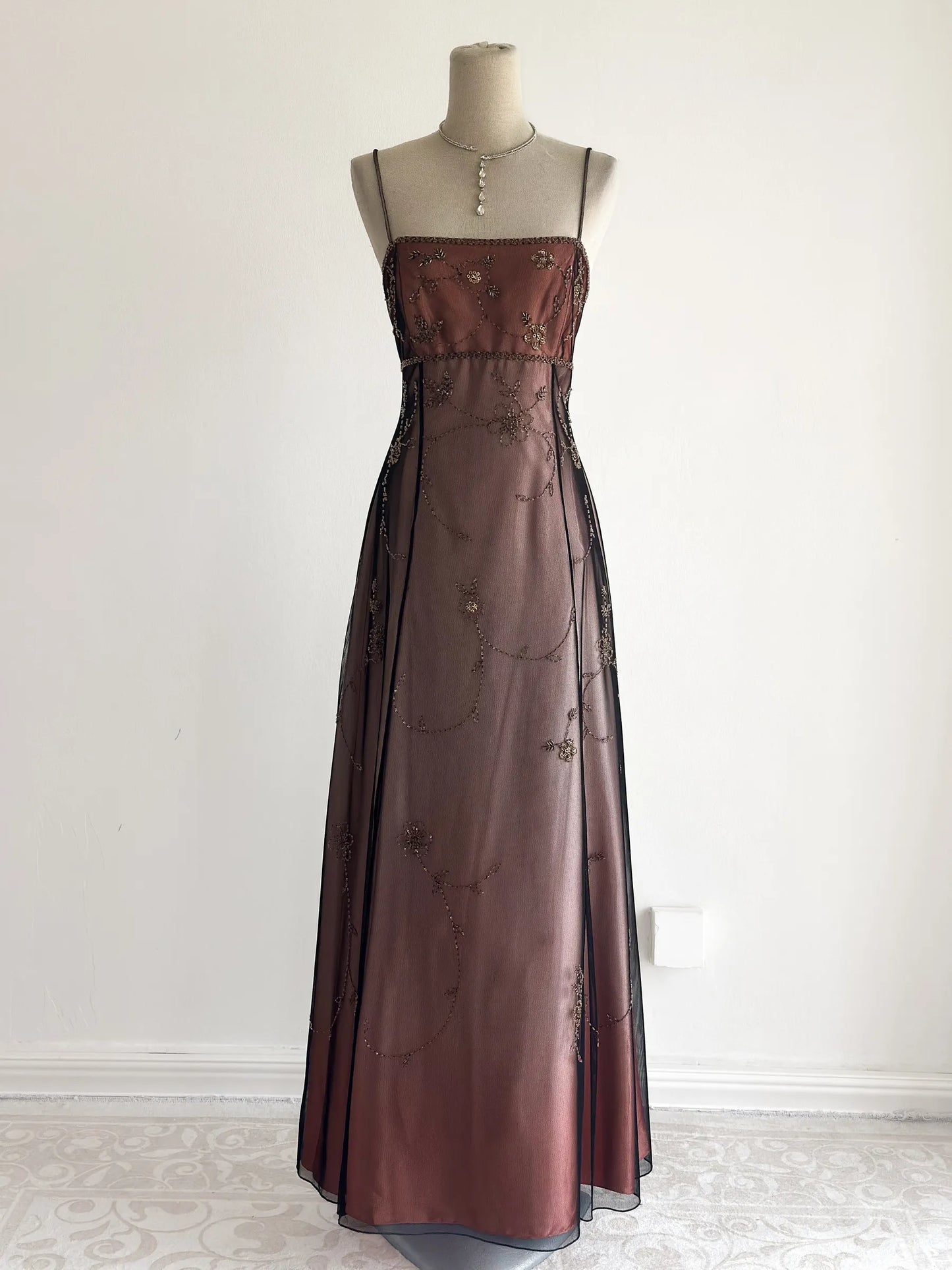 Elegantes Spaghetti-Träger-Ballkleid A-Linie Tüll Perlen Langes Abendkleid DP05499