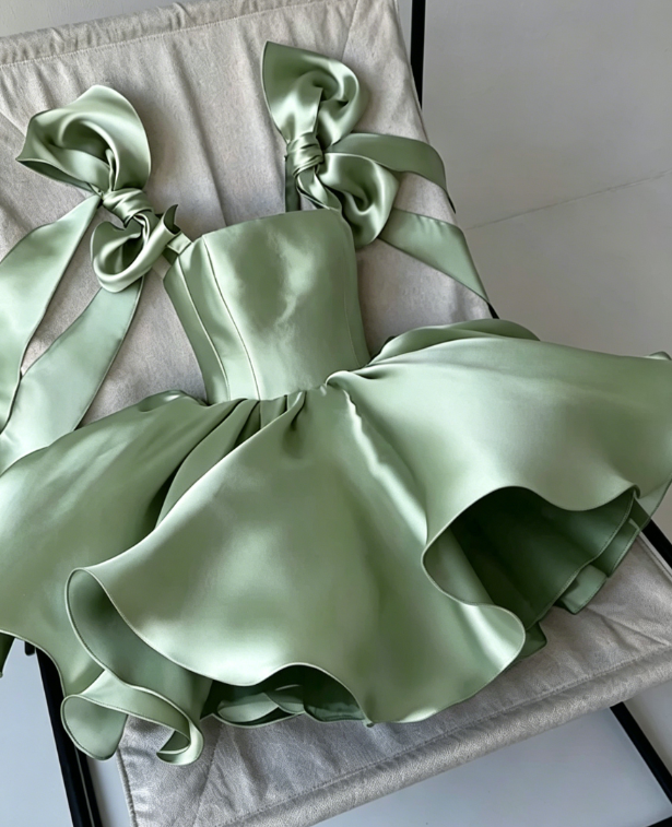 Élégante Robe d'Anniversaire Évasée à Bretelles Fines, Robe de Bal en Satin pour Cérémonie de Remise de Diplôme, Robe de Soirée Courte Violette DP05506