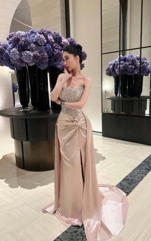 Elegantes trägerloses Etui-Abendkleid aus Satin, Champagner Abschlussballkleid DP05522