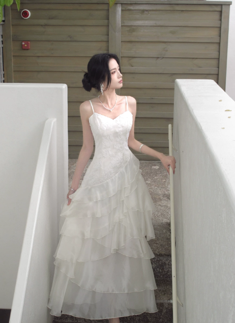 Elegantes Spaghetti-Träger A-Linien Geburtstagskleid Weißes Hochzeitsgastkleid Chiffon Langes Abendkleid DP05541