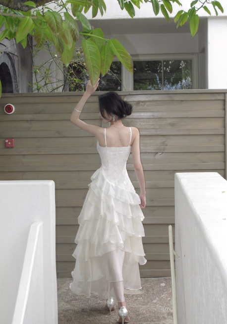 Elegantes Spaghetti-Träger A-Linien Geburtstagskleid Weißes Hochzeitsgastkleid Chiffon Langes Abendkleid DP05541
