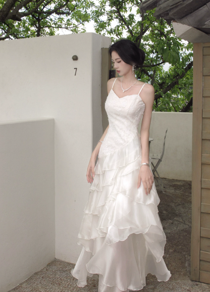 Elegantes Spaghetti-Träger A-Linien Geburtstagskleid Weißes Hochzeitsgastkleid Chiffon Langes Abendkleid DP05541