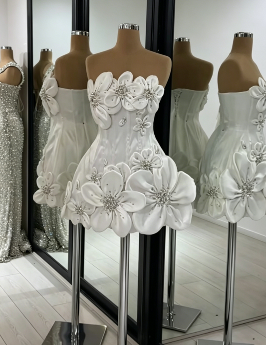 Chic Robe de bal courte bustier fourreau en satin avec appliqués Robe de soirée blanche pour anniversaire DP05548