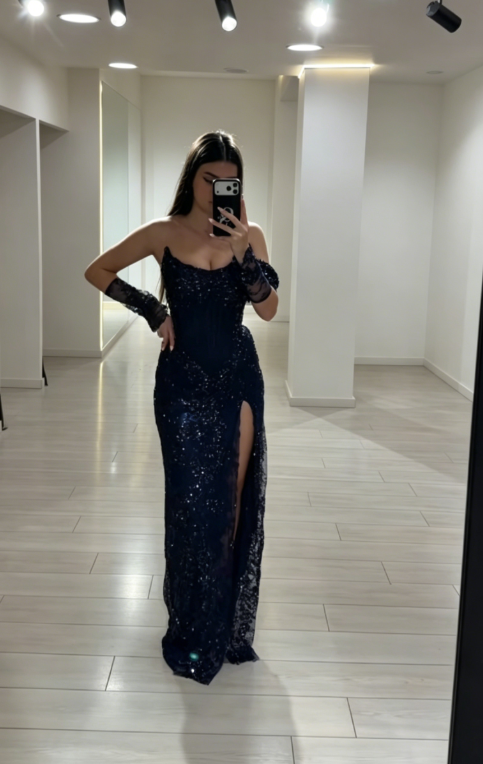 Robe longue de soirée chic sans bretelles en dentelle fourreau bleu marine avec fente DP05551