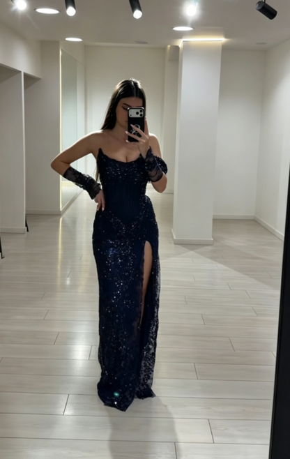 Robe longue de soirée chic sans bretelles en dentelle fourreau bleu marine avec fente DP05551