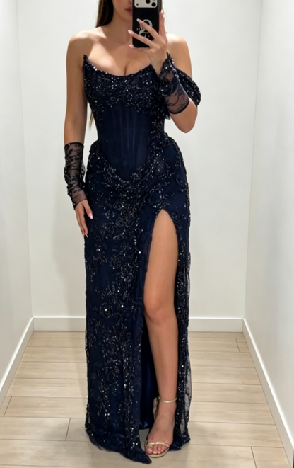 Robe longue de soirée chic sans bretelles en dentelle fourreau bleu marine avec fente DP05551