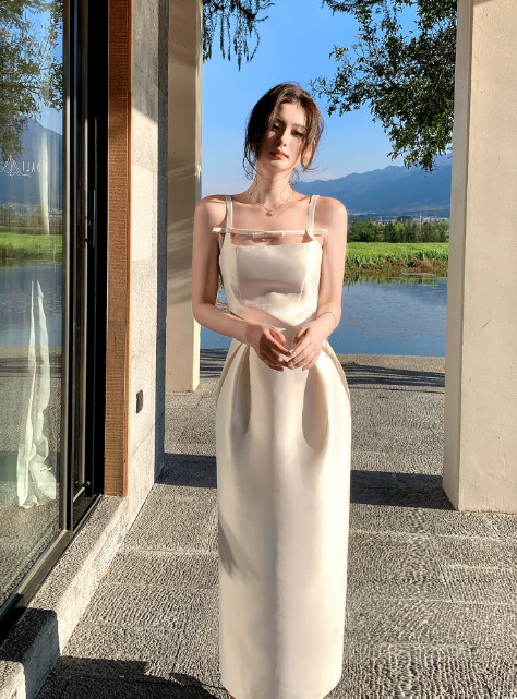 Elegantes Spaghetti-Träger Etuikleid aus Satin, langes Abendkleid, Weißes Ballkleid DP05554
