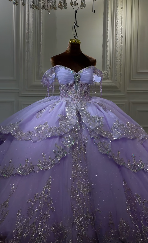 Wunderschönes schulterfreies Ballkleid Süßes 16 Kleid Lila Quinceanera Kleid Perlenbesetzter Tüll Langes Abschlussballkleid DP05589