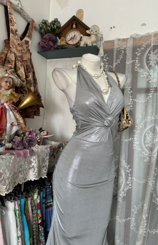 Modisches Neckholder-Satin-Abendkleid in Grau für den Abschlussball DP05597