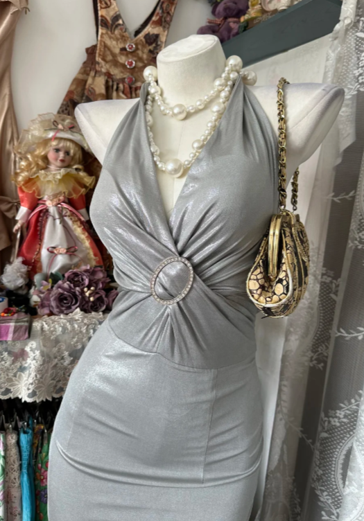 Modisches Neckholder-Satin-Abendkleid in Grau für den Abschlussball DP05597