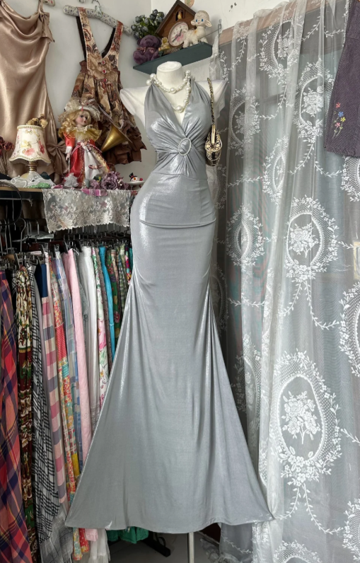 Modisches Neckholder-Satin-Abendkleid in Grau für den Abschlussball DP05597