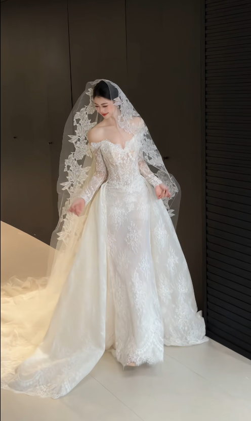 Timeless Off-shoulder Sheath Wedding Dress Appliques Lace Bridal Dress White Bridal Gown DP05620