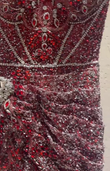 Wunderschönes Etui-Abendkleid aus Tüll mit Trägern und Perlen in Bordeauxrot DP05628