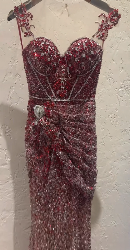 Wunderschönes Etui-Abendkleid aus Tüll mit Trägern und Perlen in Bordeauxrot DP05628