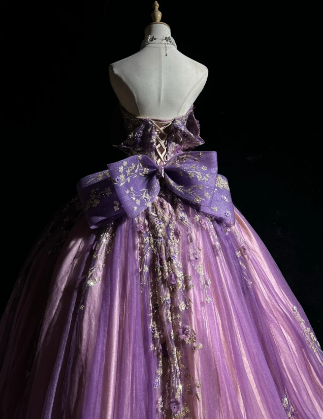 Wunderschönes schulterfreies A-Linien Quinceañera Kleid Tüll Applikation Langes lila Sweet 16 Kleid DP05651