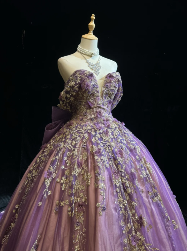 Wunderschönes schulterfreies A-Linien Quinceañera Kleid Tüll Applikation Langes lila Sweet 16 Kleid DP05651