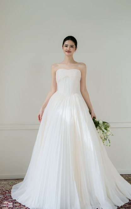 Elegant Strapless A-Line Long Wedding Dress Tulle Sleeveless Bridal Dress White Bridal Gown  DP05653