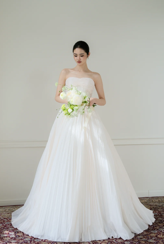 Elegant Strapless A-Line Long Wedding Dress Tulle Sleeveless Bridal Dress White Bridal Gown  DP05653