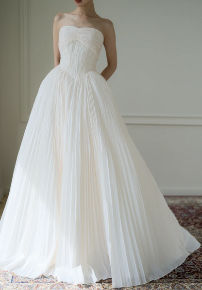 Elegant Strapless A-Line Long Wedding Dress Tulle Sleeveless Bridal Dress White Bridal Gown  DP05653