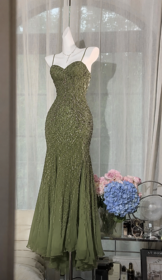 Wunderschönes, langes Abendkleid aus Chiffon in Olivgrün mit Spaghettiträgern und Perlenbesatz DP05660