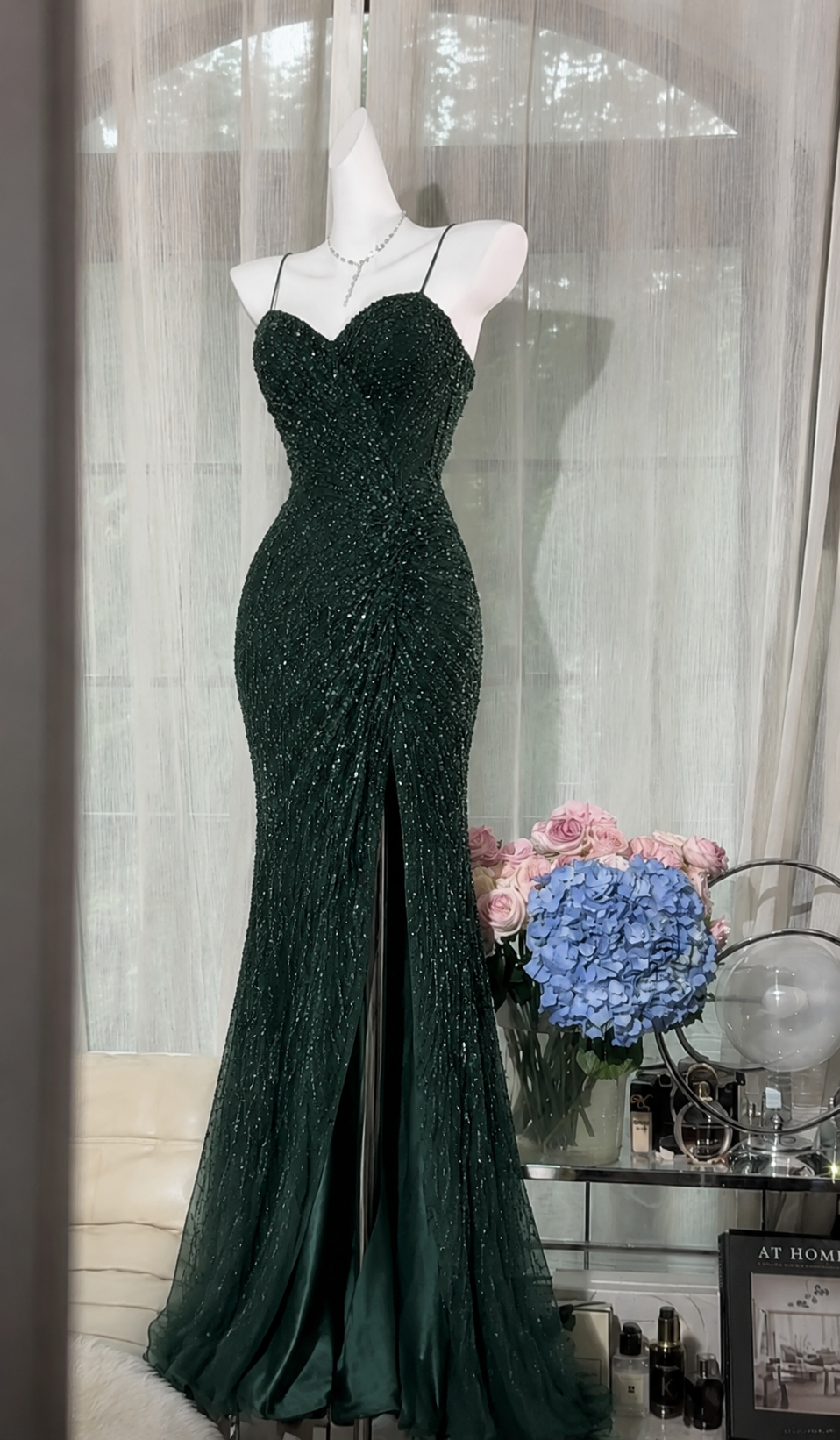 Wunderschönes Spaghettiträger-Etui-Abendkleid aus Chiffon mit Perlen, langes dunkelgrünes Ballkleid DP05668